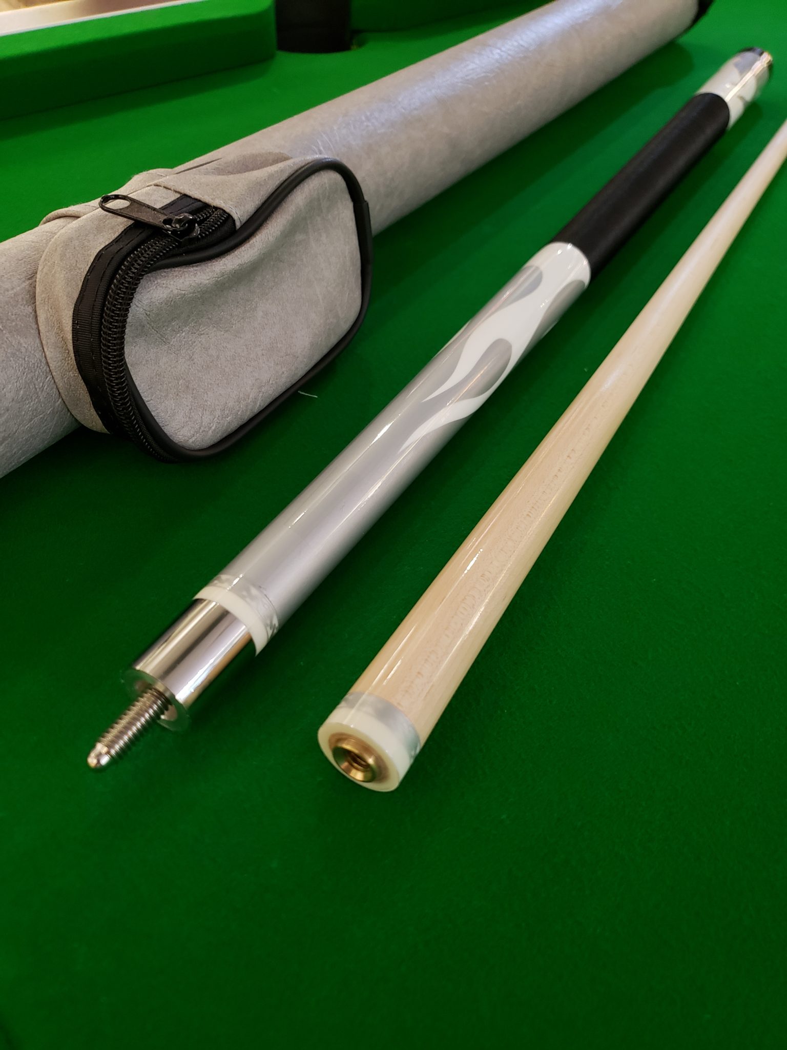 Junior FLAME 48″ centre jointed cue with matching hard tube case SILVER